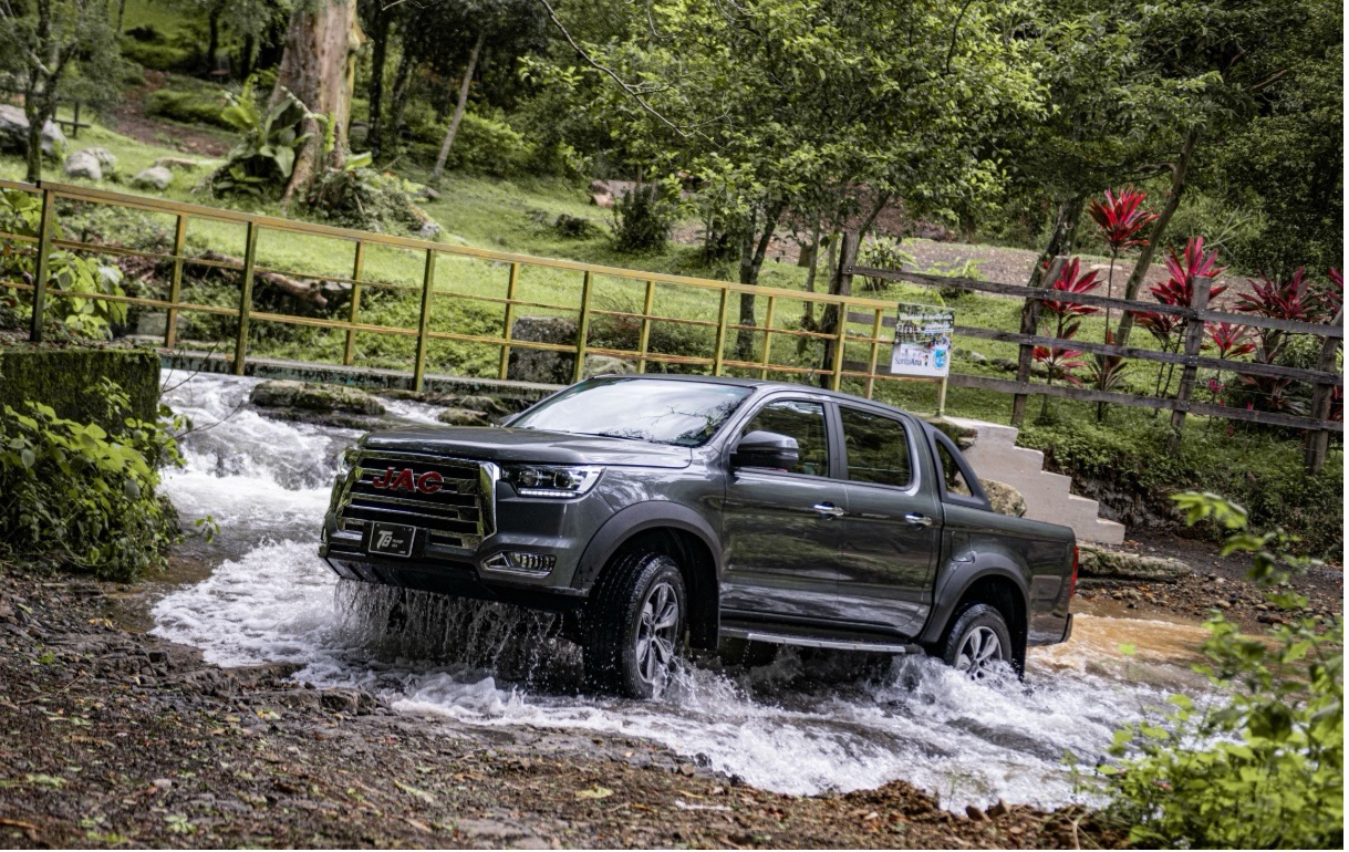 мінімальний дорожній просвіт пікапа становить 220  мм