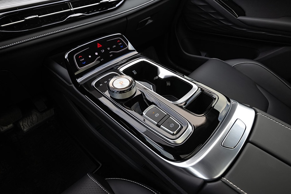 За блоком клімат-контролю приховалася бездротова зарядка