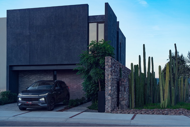 JS6 оснащений потужною адаптивною LED-оптикою