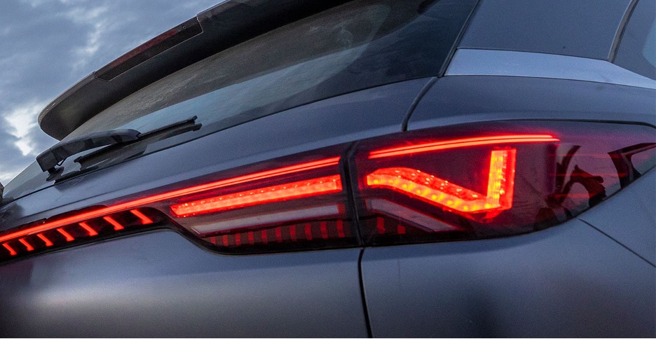 передні та задні ліхтарі JS6 об’єднані тонкою лінією