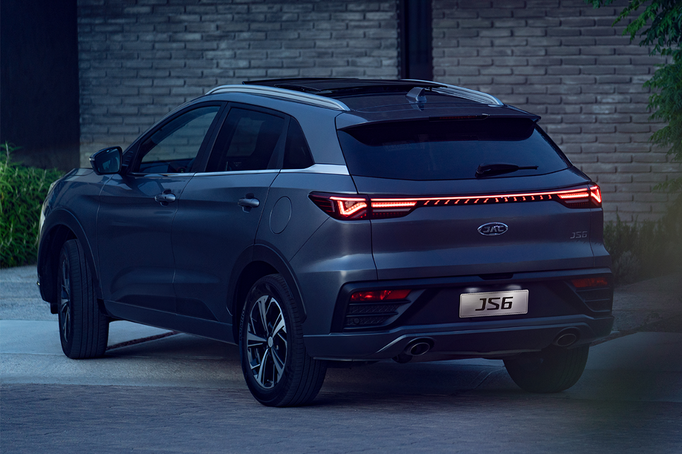 JS6 виглядає як майстерне поєднання останніх тенденцій автомобільної моди та сучасності